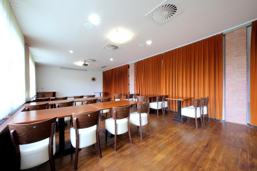 Hotel S-Centrum Бенешов Екстер'єр фото